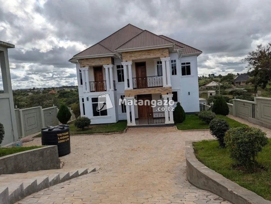 7BEDROOM HOUSE FOR SALE  IN NJIRO-ARUSHA
