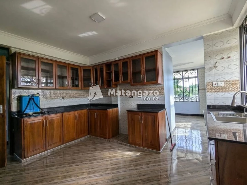 7BEDROOM HOUSE FOR SALE  IN NJIRO-ARUSHA