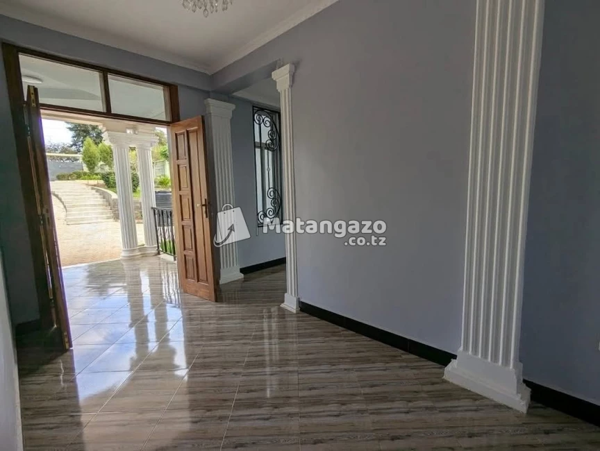 7BEDROOM HOUSE FOR SALE  IN NJIRO-ARUSHA