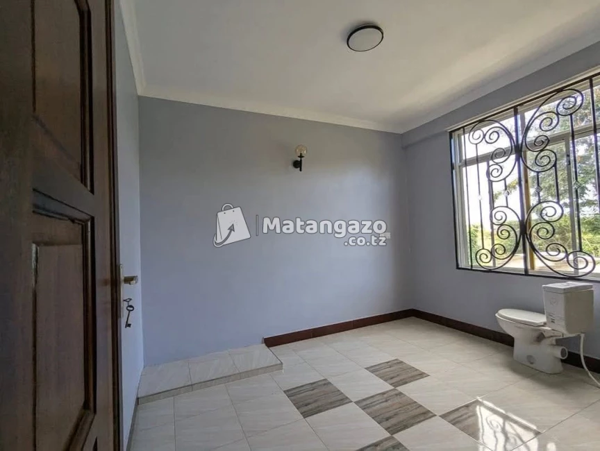 7BEDROOM HOUSE FOR SALE  IN NJIRO-ARUSHA