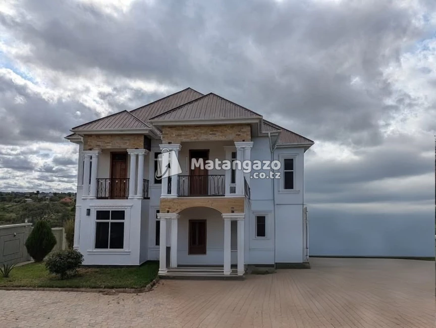 7BEDROOM HOUSE FOR SALE  IN NJIRO-ARUSHA