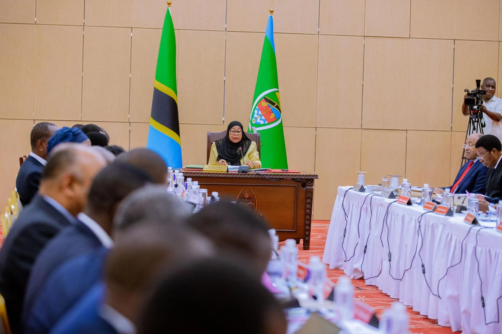 PICHA ; KIKAO CHA BARAZA LA MAWAZIRI KIKIONGOZWA NA RAIS SAMIA PICHA ; KIKAO CHA BARAZA LA MAWAZIRI KIKIONGOZWA NA RAIS SAMIA
