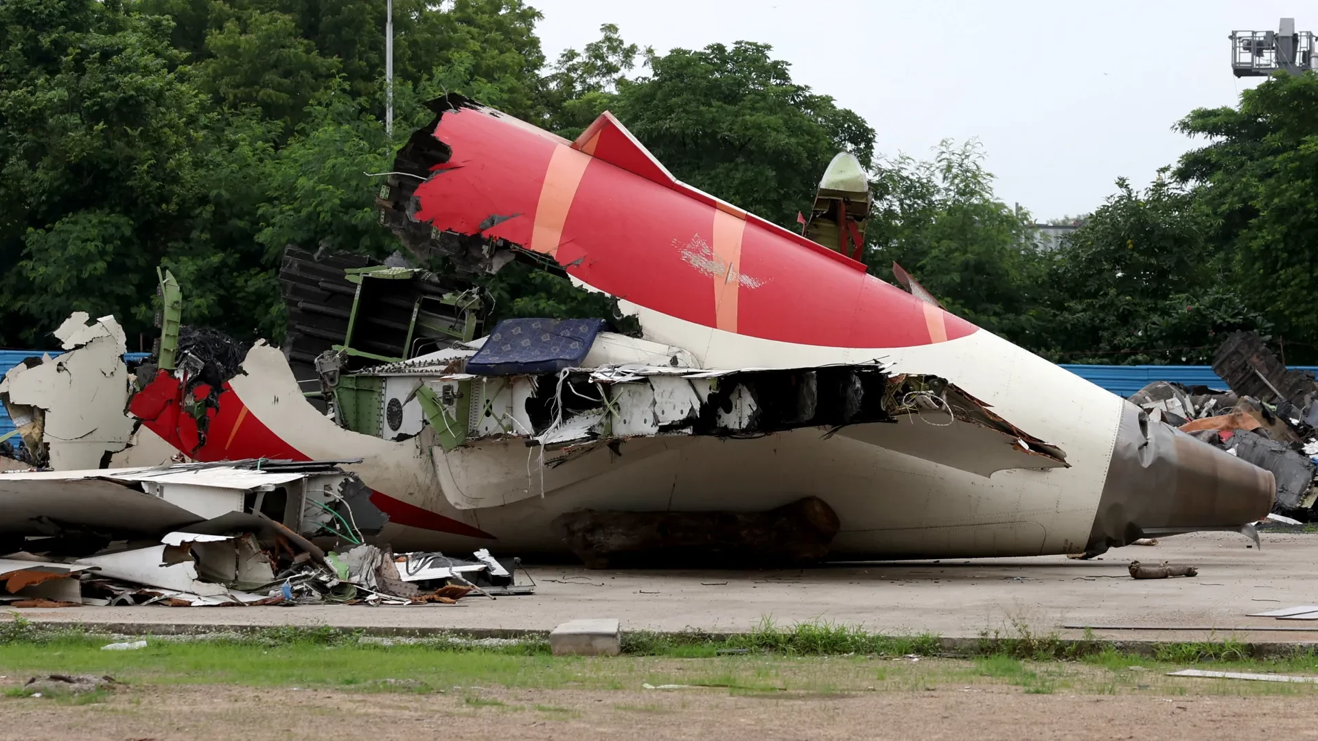 FAMILIA ZA WAATHIRIWA WA AJALI YA AIR INDIA ZASHITAKI KAMPUNI ZA BOEING NA HONEYWELL