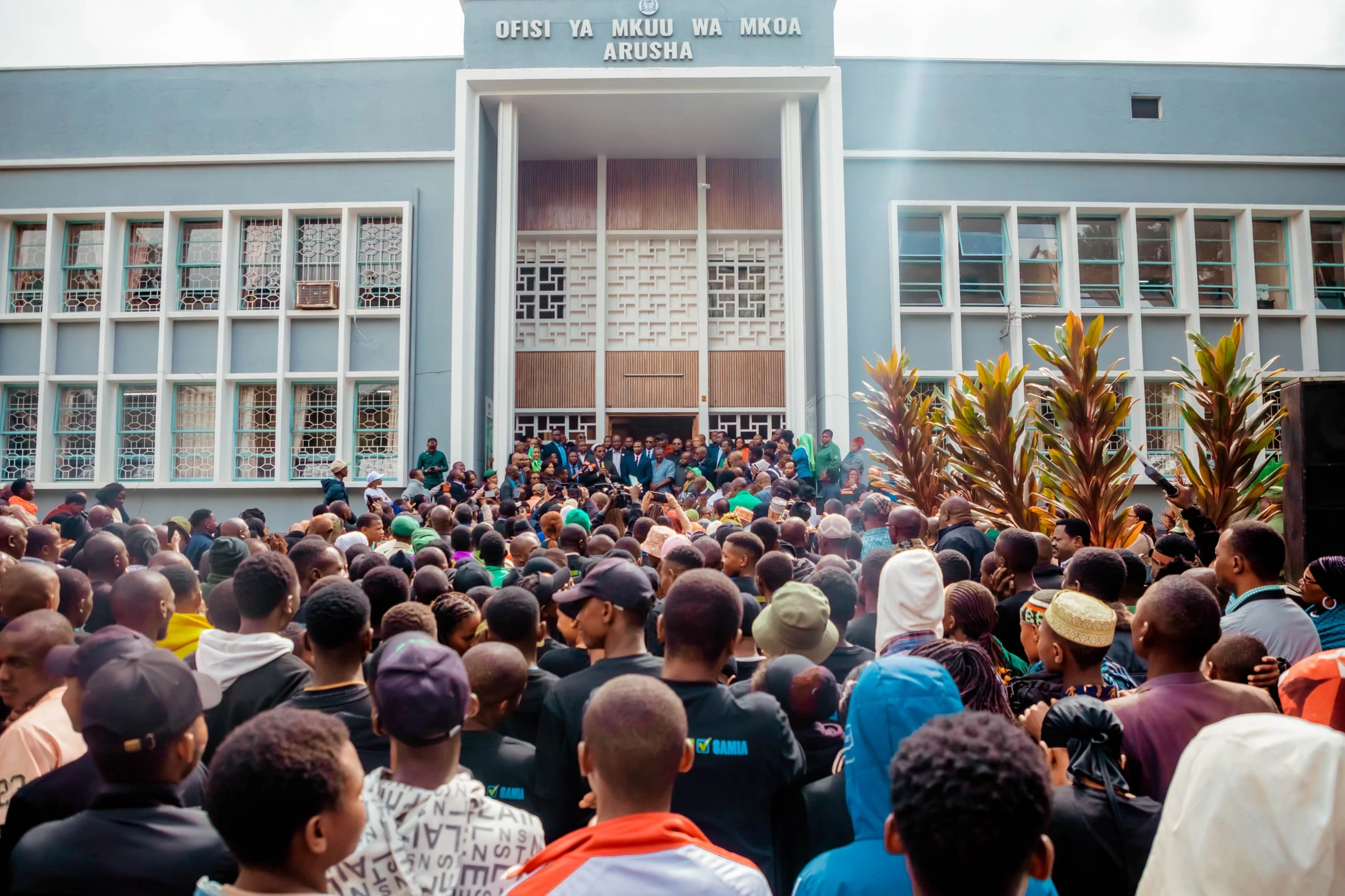 MAKONDA AMKABIDHI RC MPYA ARUSHA ,AMTAKA ANDELEZE NDOTO YA KUUFANYA MAKAO MAKUU YA EAC