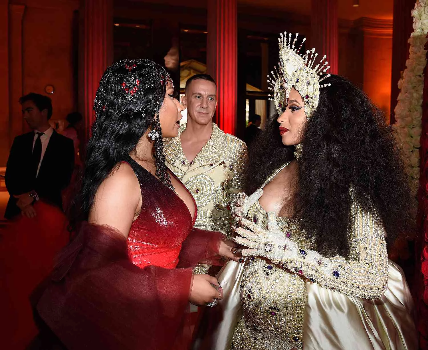 CARDI B AJIBU TUHUMA ZA KUTENGENEZWA ILI KUMFUNIKA NICKI MINAJ